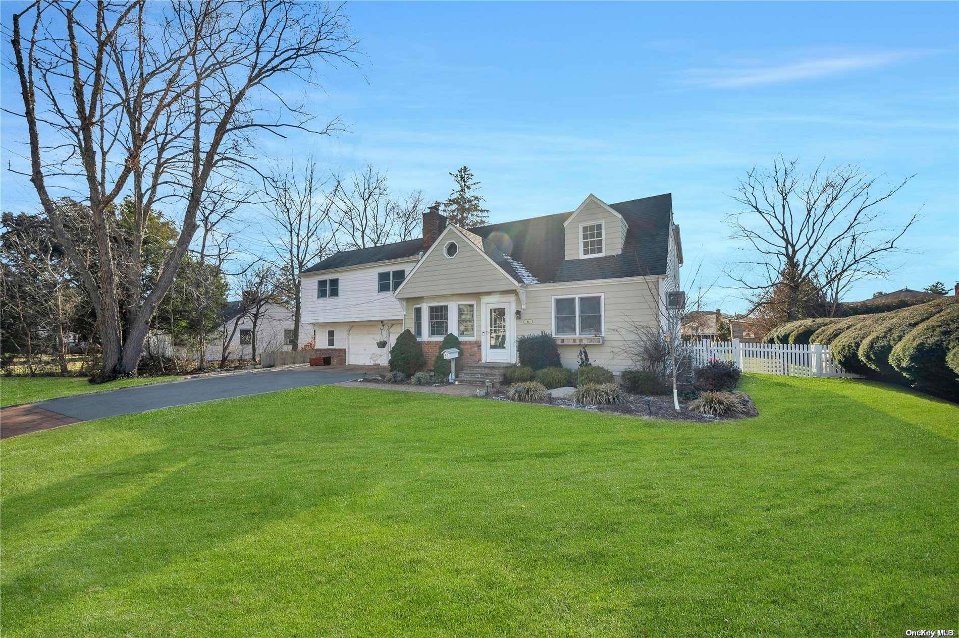 Hicksville, NY 11801,31 Meadow LN