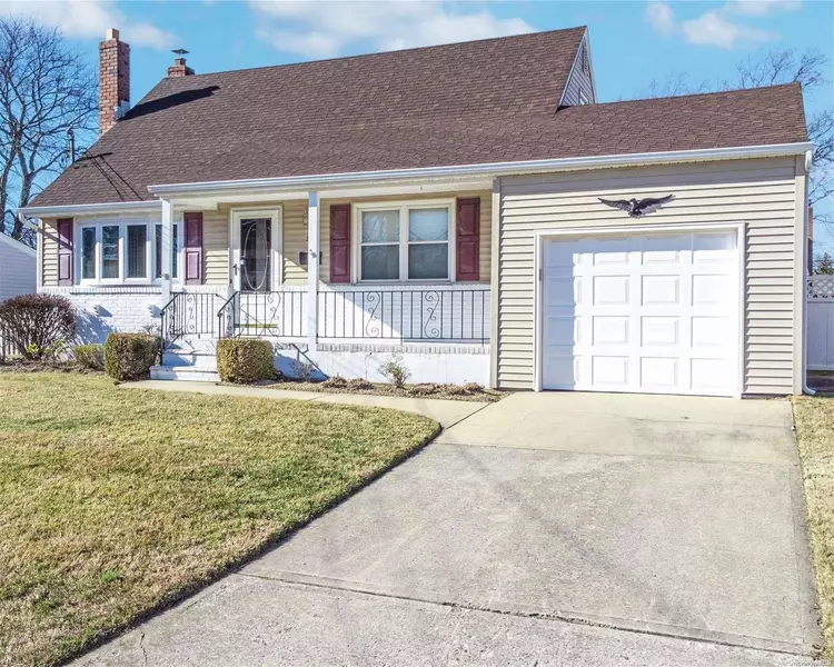 365 Heathcote RD, Lindenhurst, NY 11757