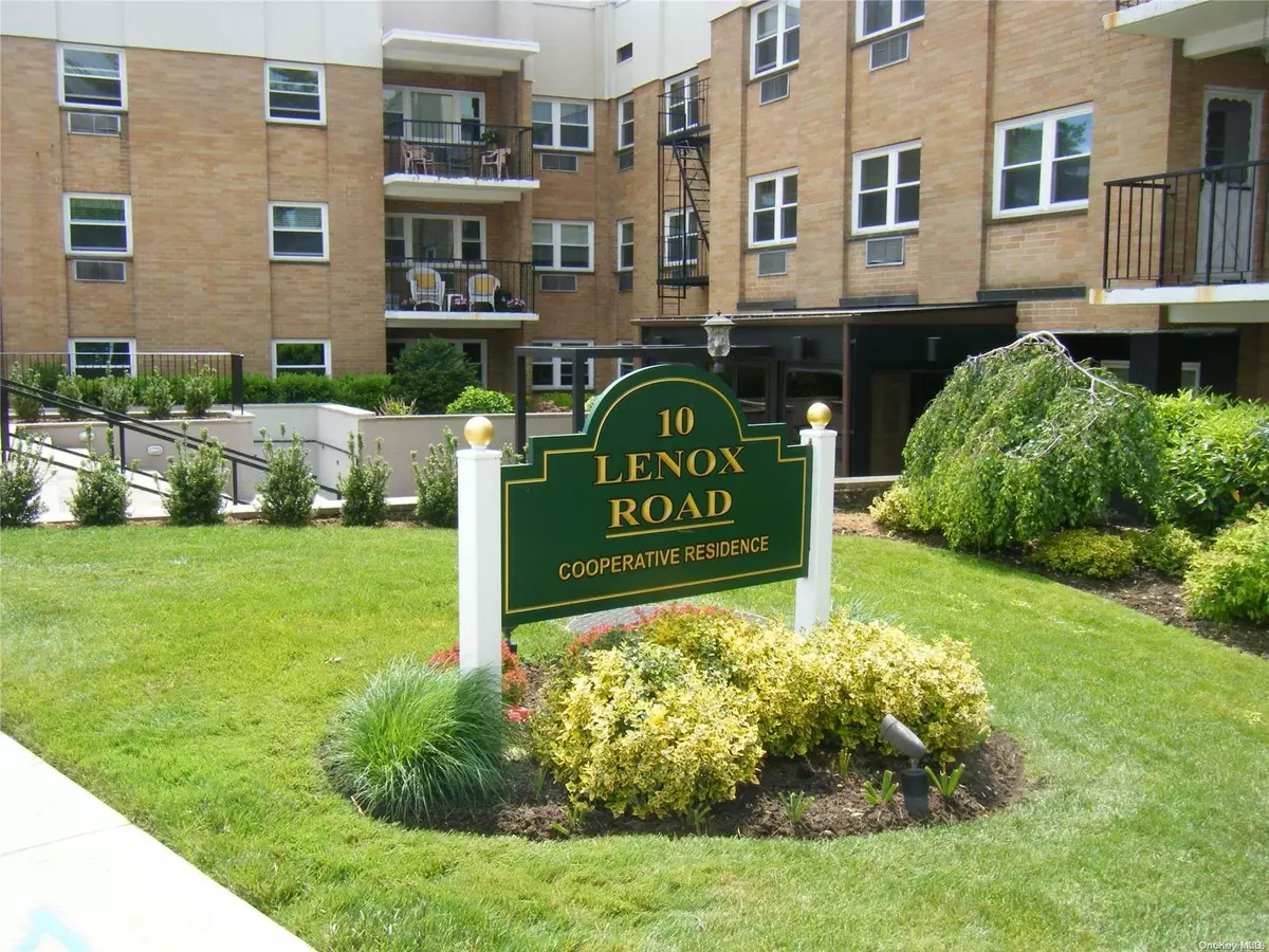 Rockville Centre, NY 11570,10 Lenox Road #2 N