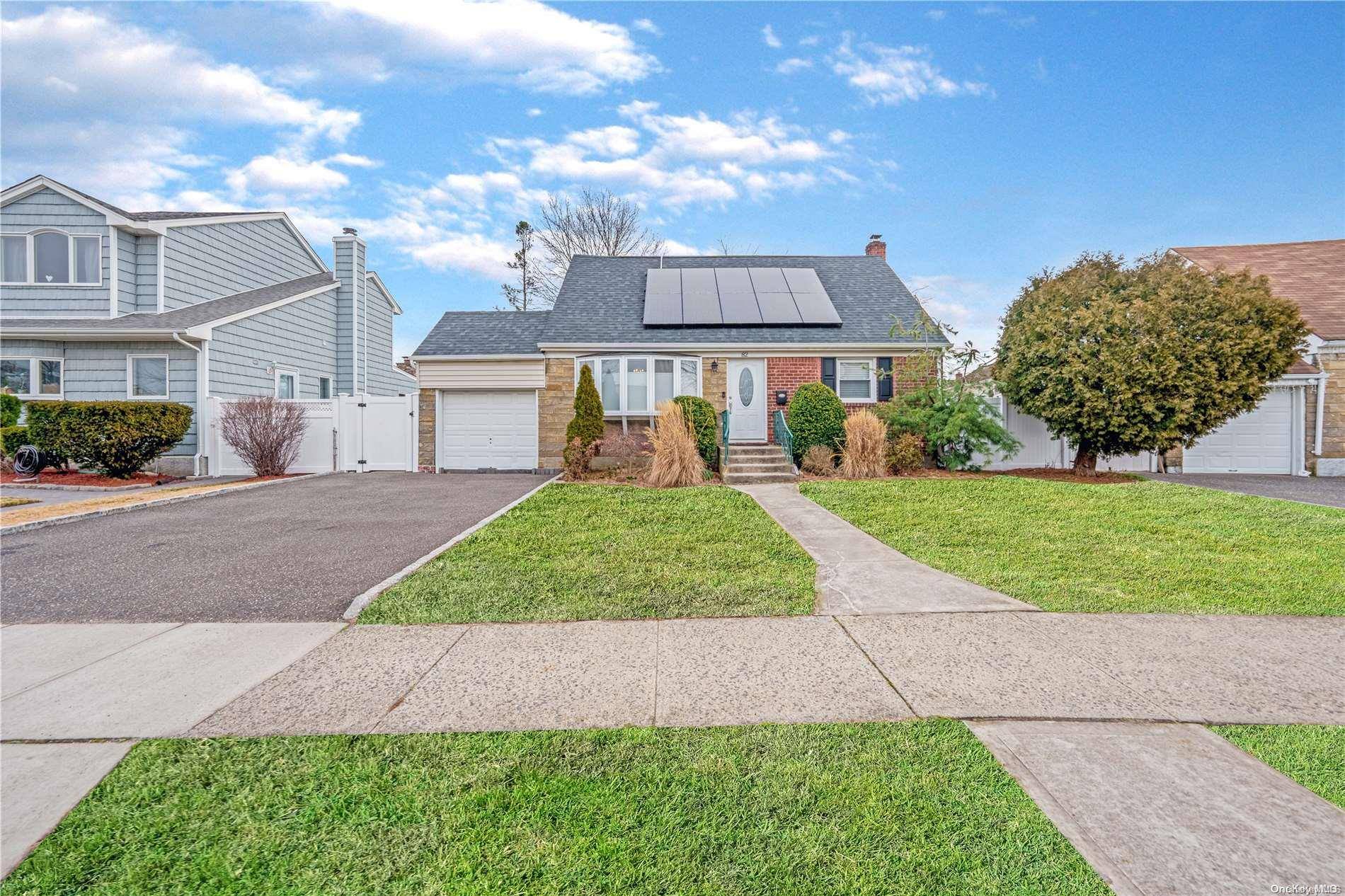 82 Pengon CIR, East Meadow, NY 11554