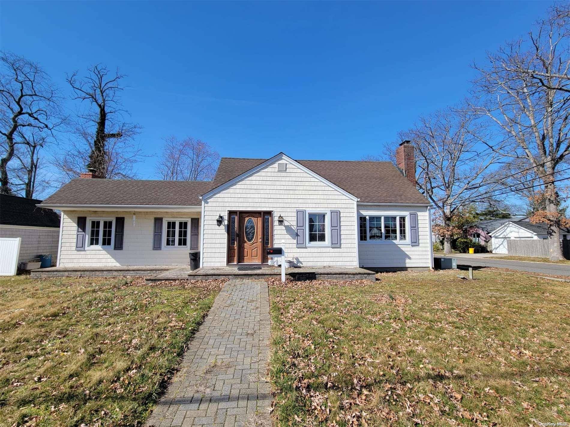21 Algonquin AVE, Massapequa, NY 11758