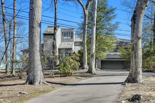 5 Duck Island LN, Northport, NY 11768