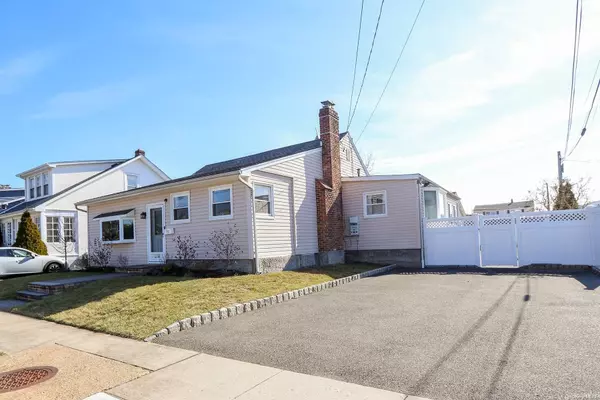 2712 Court ST, North Bellmore, NY 11710