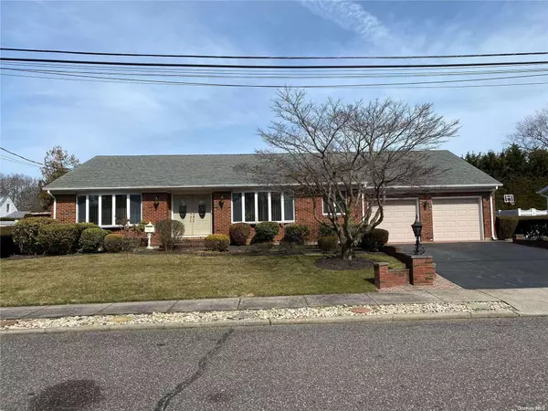 8 Adams ST, East Farmingdale, NY 11735