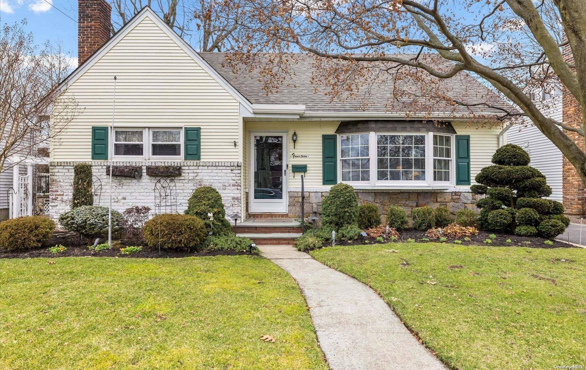 14 Ambrose AVE, Malverne, NY 11565