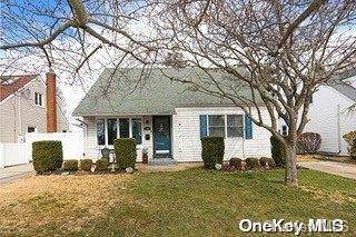 44 Audrey AVE, Plainview, NY 11803