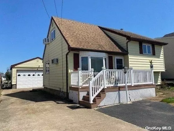 325 East DR, Copiague, NY 11726