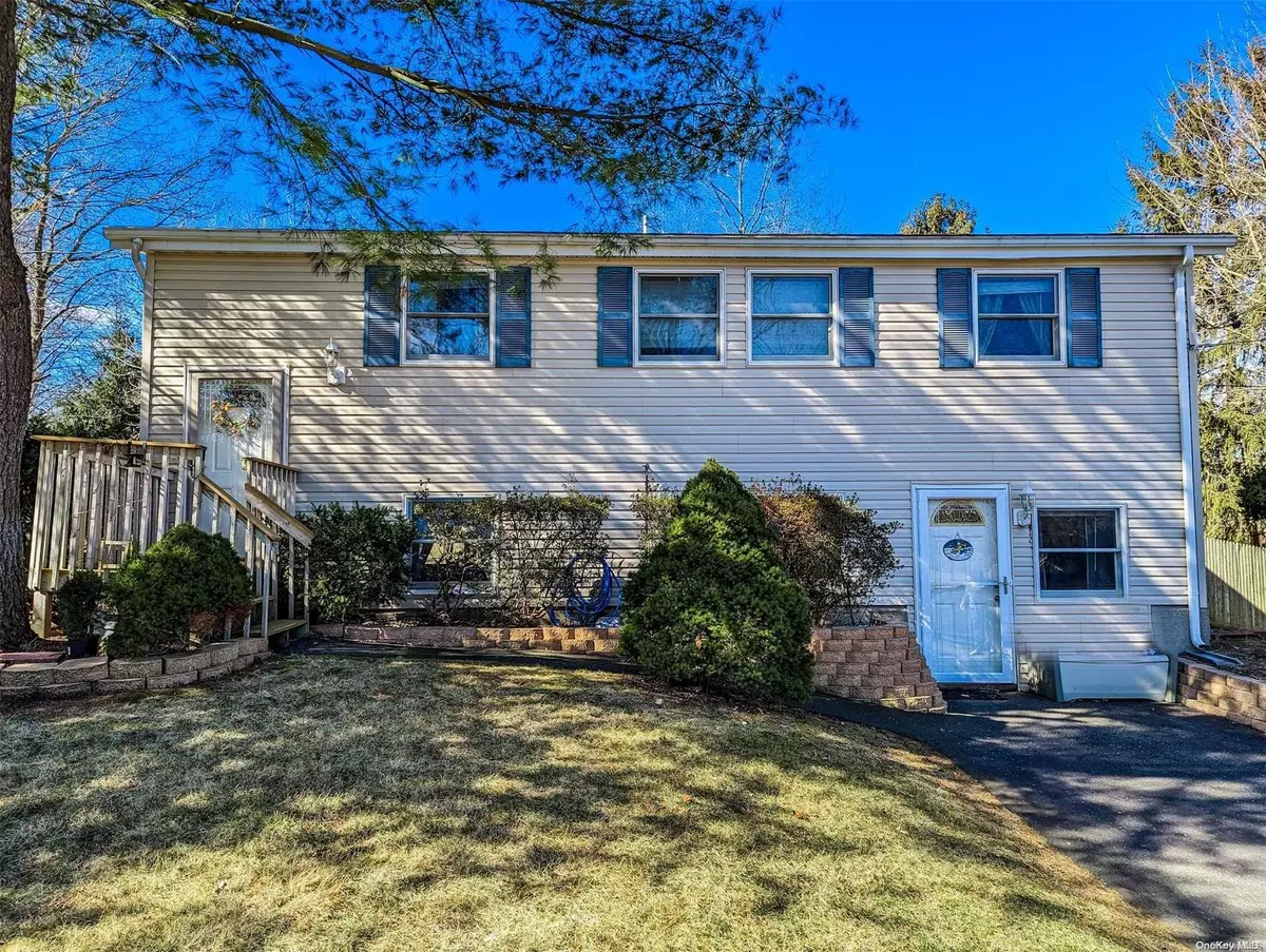 East Setauket, NY 11733,6 Ferret LN