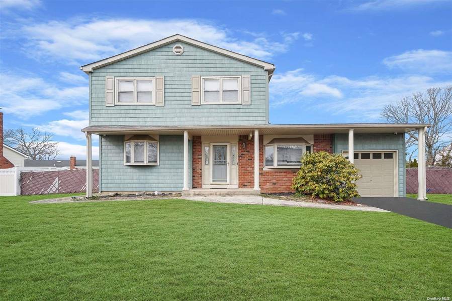 61 Winchester RD, Ronkonkoma, NY 11779
