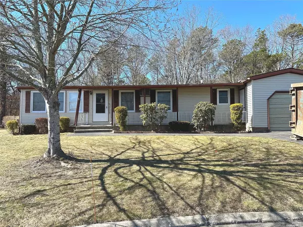 55 Village CIR #1, Manorville, NY 11949