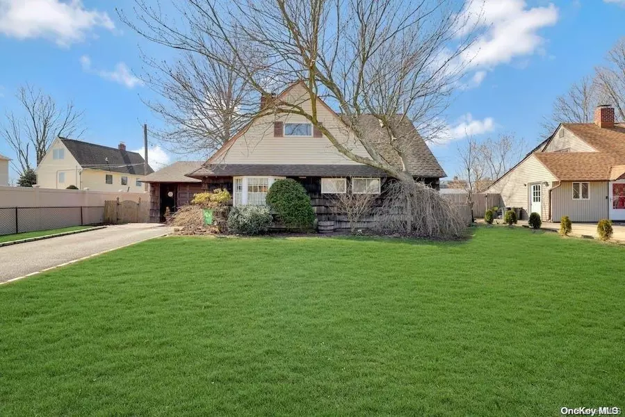 34 Flagstone LN, Westbury, NY 11590