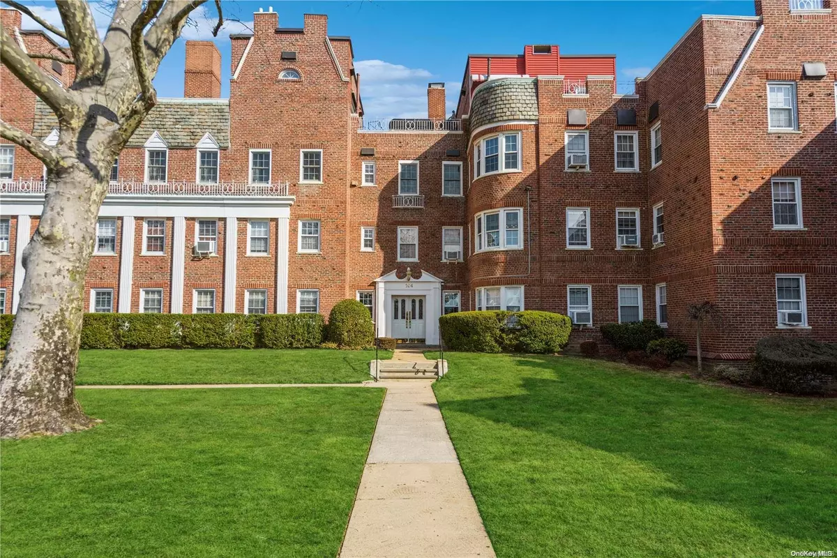 Rockville Centre, NY 11570,104 S Village AVE #3H