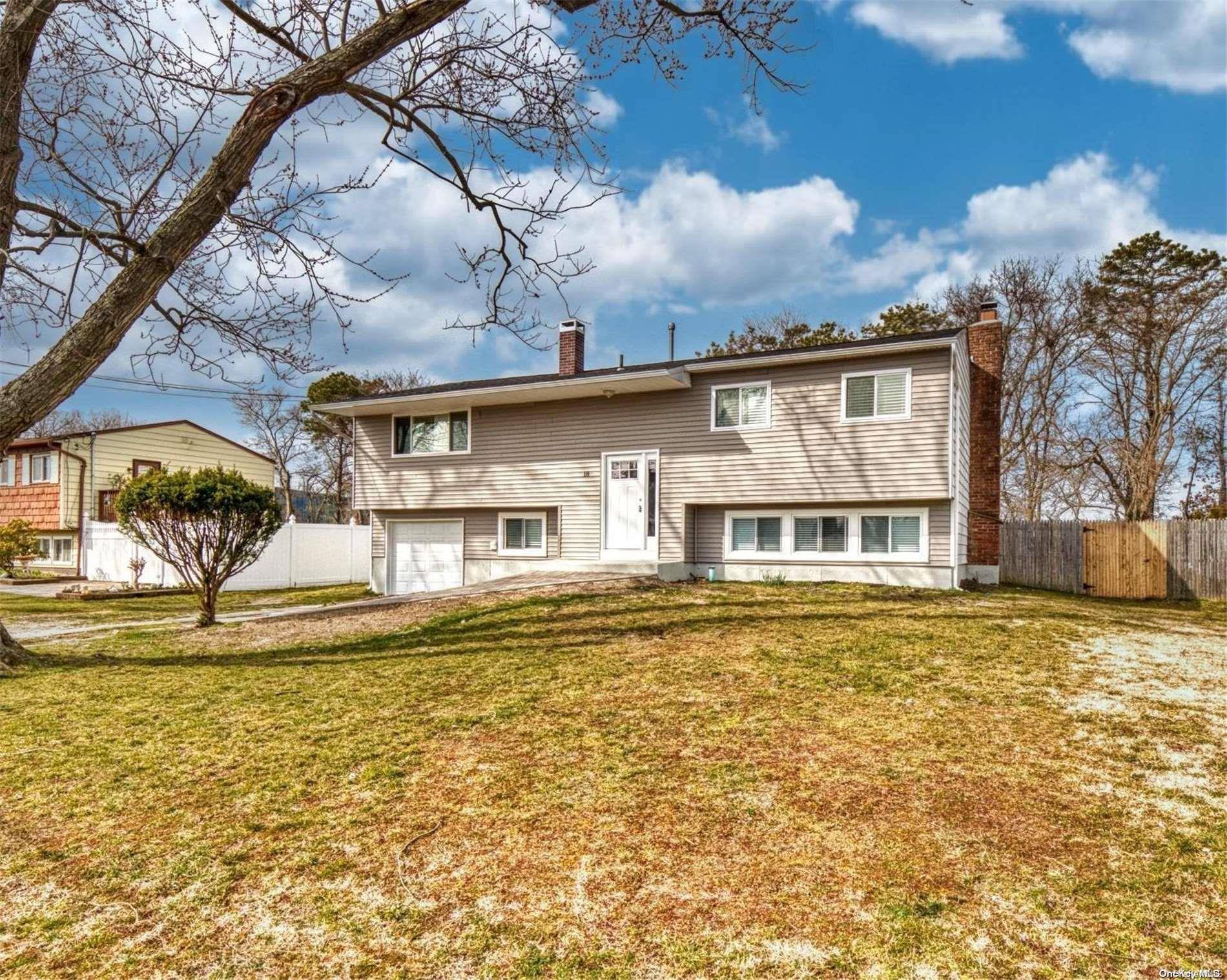 18 Gettysburg DR, Holbrook, NY 11741