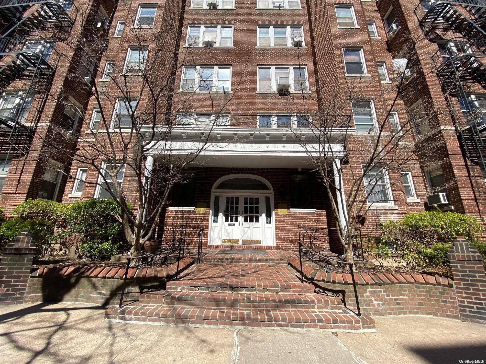 65-41 Booth ST #2L,  Rego Park,  NY 11374