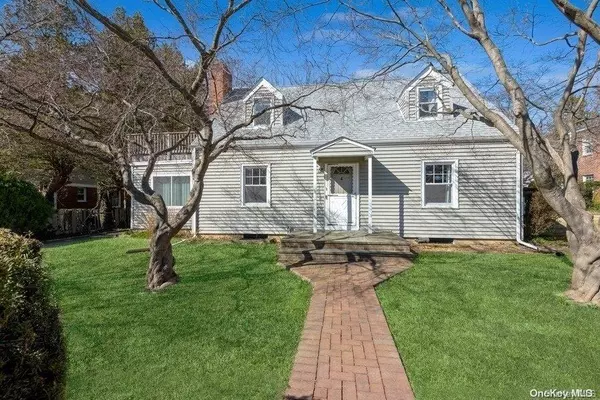 4 Manor PL, Glen Cove, NY 11542