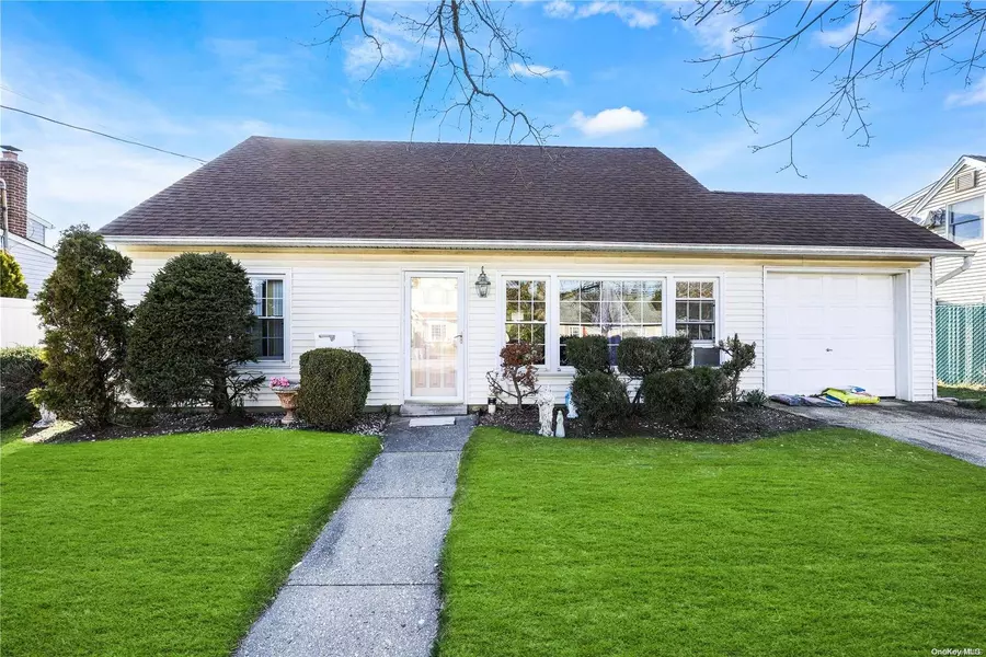 2136 North DR, Seaford, NY 11783