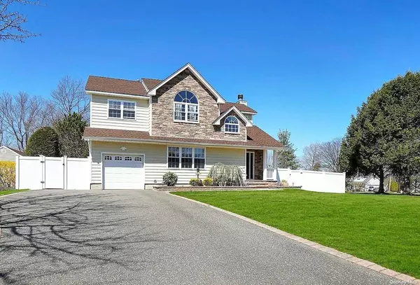 Commack, NY 11725,32 Long House WAY