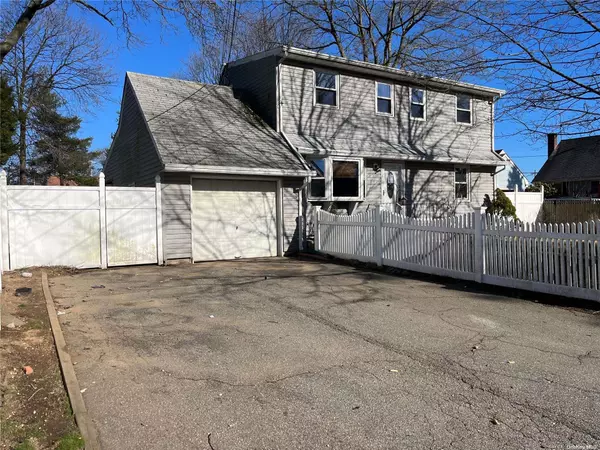 Huntington Station, NY 11746,10 Field PL