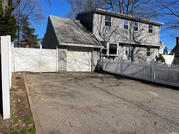 Huntington Station, NY 11746,10 Field PL