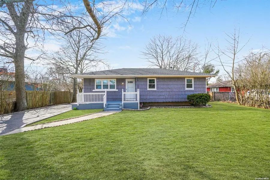 62 Carver BLVD, Bellport, NY 11713