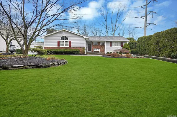 8 Butterfly DR, Hauppauge, NY 11788