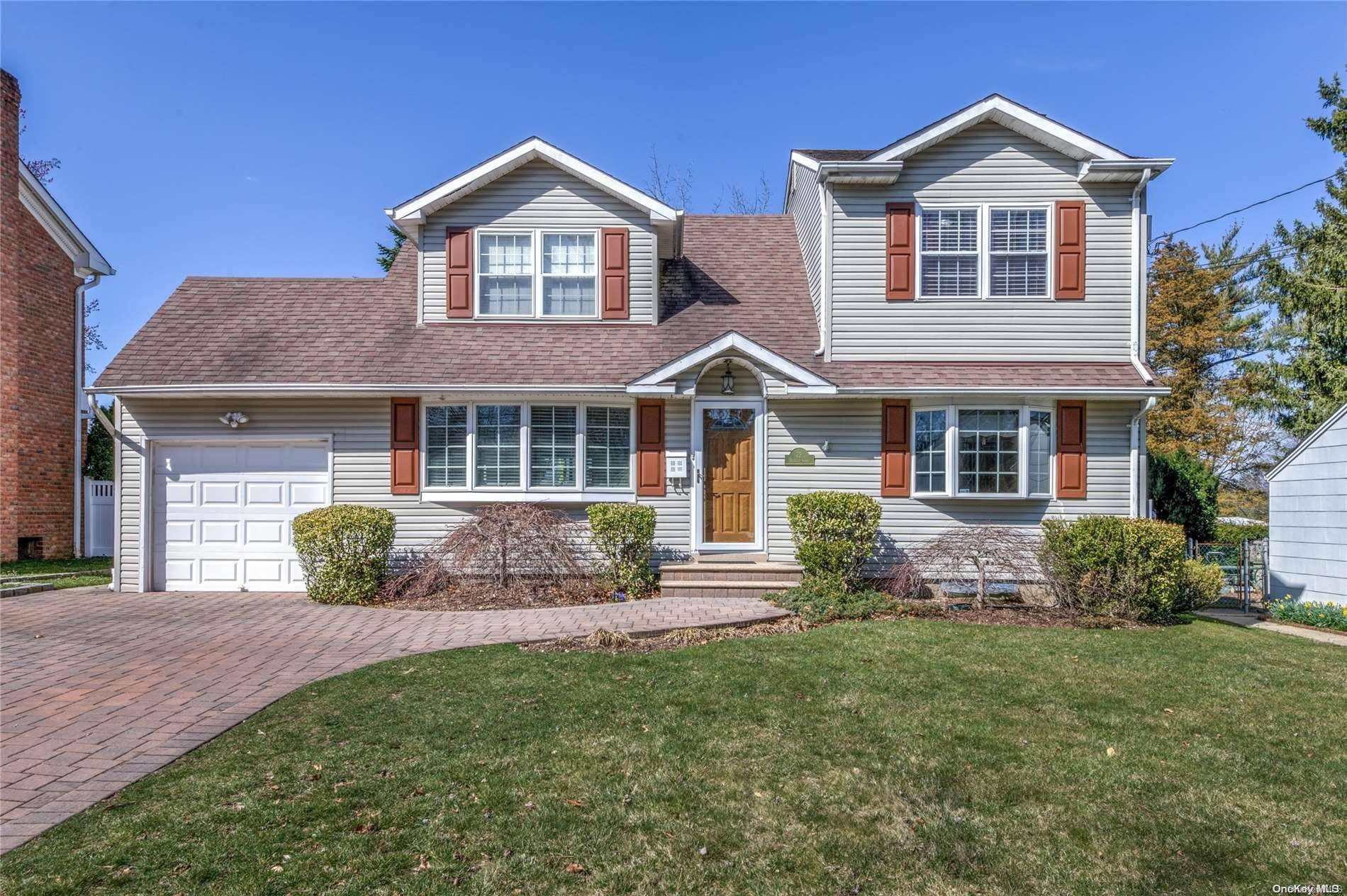 72 Hillside LN, Syosset, NY 11791
