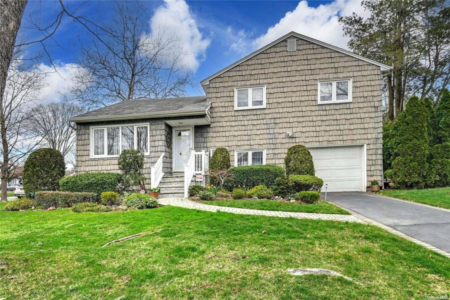 12 Bengeyfield DR, East Williston, NY 11596