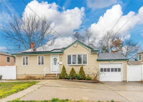 30 Washington DR, Lindenhurst, NY 11757