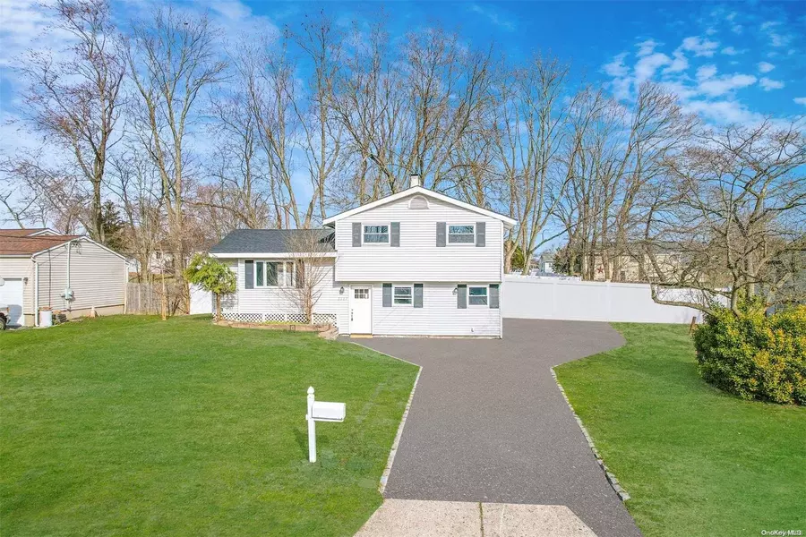 3107 Newport AVE, Medford, NY 11763