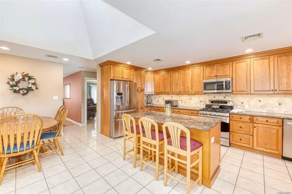 21 Rachel AVE, Commack, NY 11725
