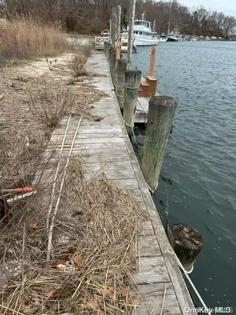 Mattituck, NY 11952,5675 W Mill RD