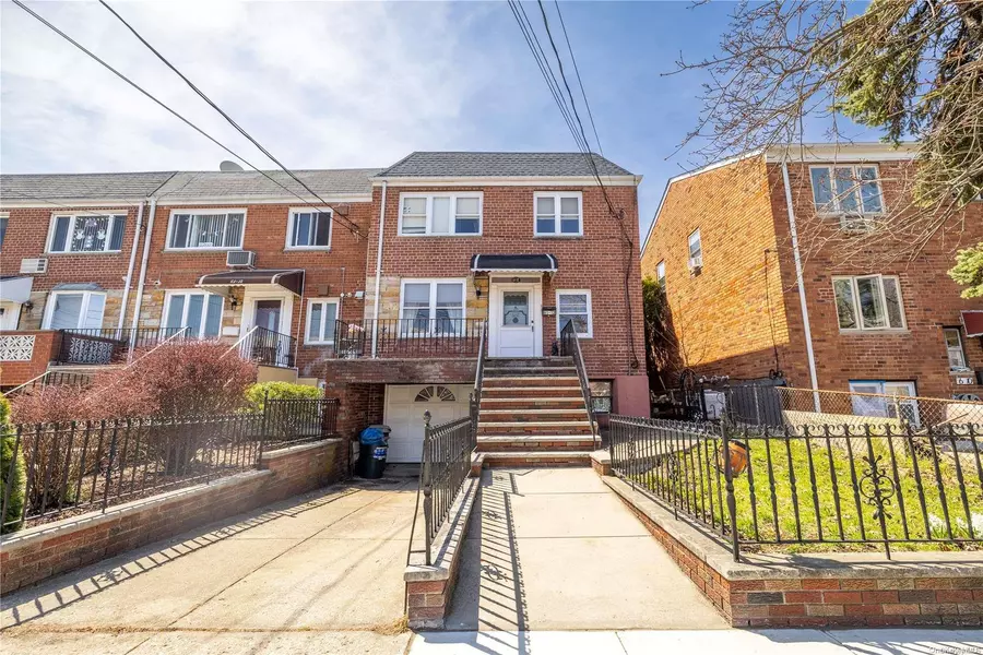 61-12 69th LN, Middle Village, NY 11379