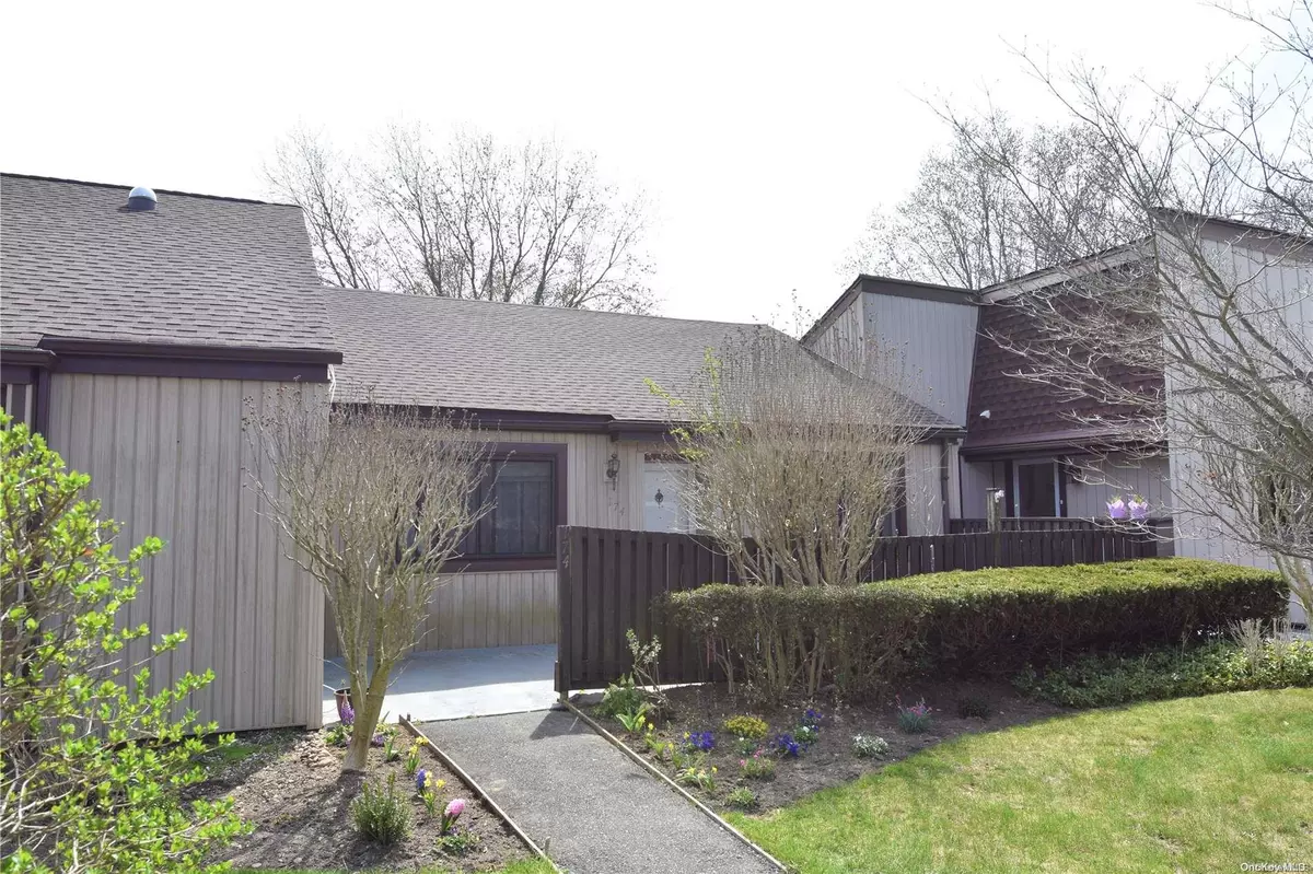 Stony Brook, NY 11790,174 Strathmore Gate DR #174