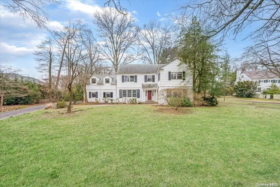 94 Wildwood RD, Great Neck, NY 11024