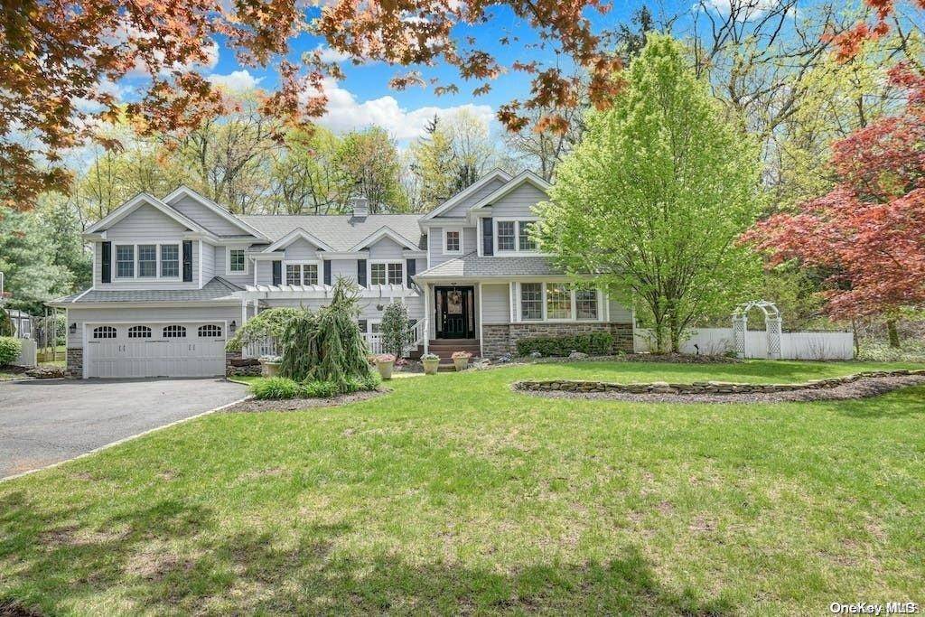 12 Tappen DR, Melville, NY 11747