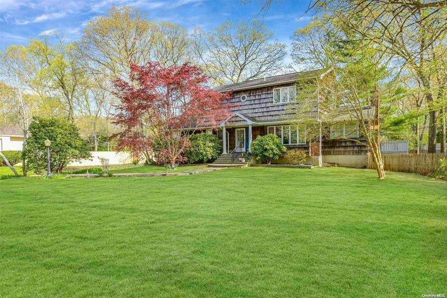 10 Burgundy LN, Nesconset, NY 11767