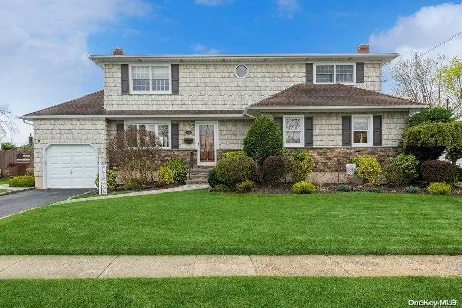 West Islip, NY 11795,99 N Burling LN