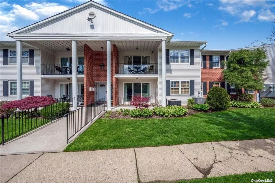 133 Santa Barbara DR #133, Plainview, NY 11803