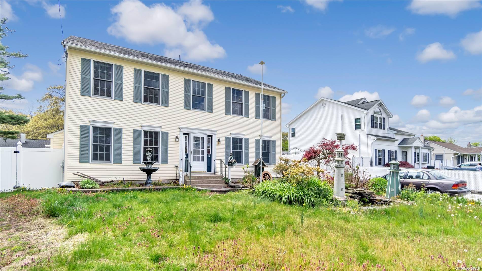 36 Academy LN, Oakdale, NY 11769