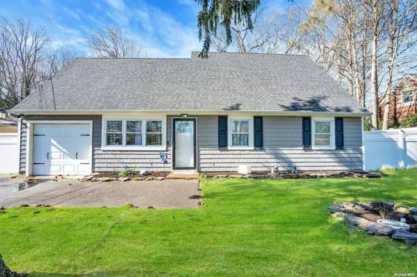 15 Raymond AVE, Middle Island, NY 11953