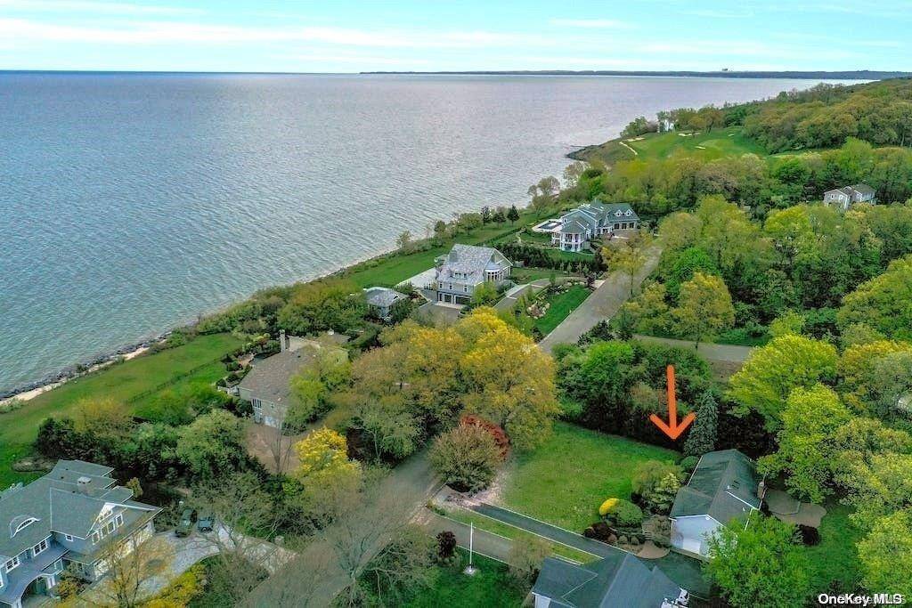 8 Mystic LN, Northport, NY 11768