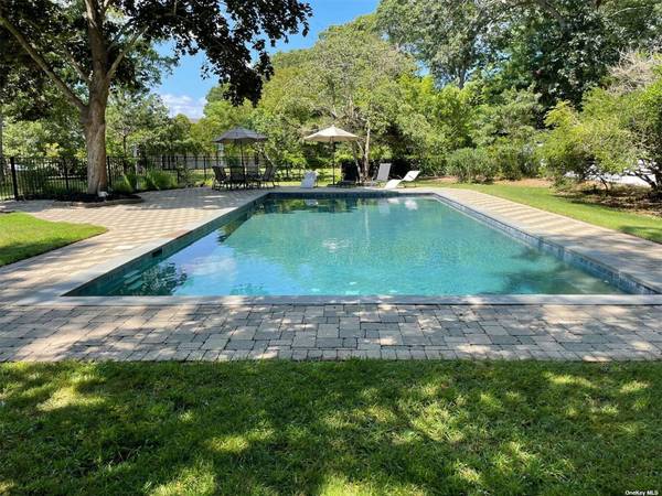 8 Coolidge LN, East Quogue, NY 11942