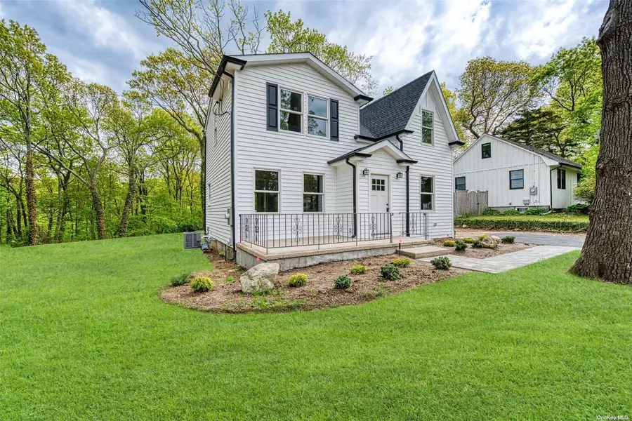 47 Tuscarora DR, Centerport, NY 11721