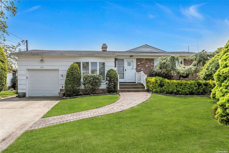 122 Plitt AVE, Farmingdale, NY 11735