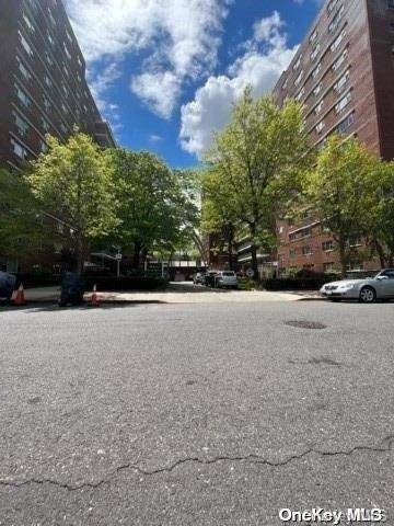 Woodside, NY 11377,52-30 39th Drive #5F
