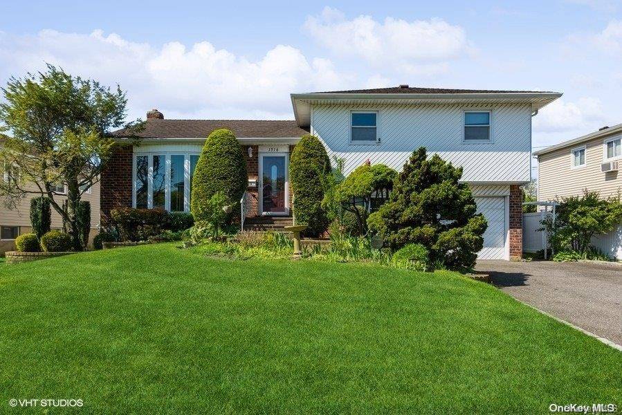 1316 Jonathan LN, Wantagh, NY 11793