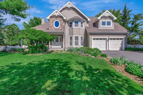 6 Hartsdale ST, Saint James, NY 11780