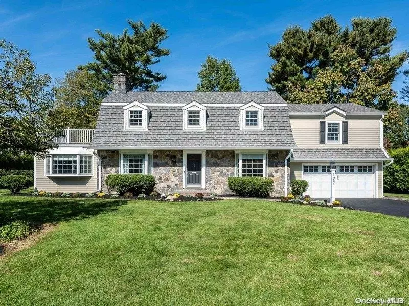 Manhasset, NY 11030,127 Dogwood LN