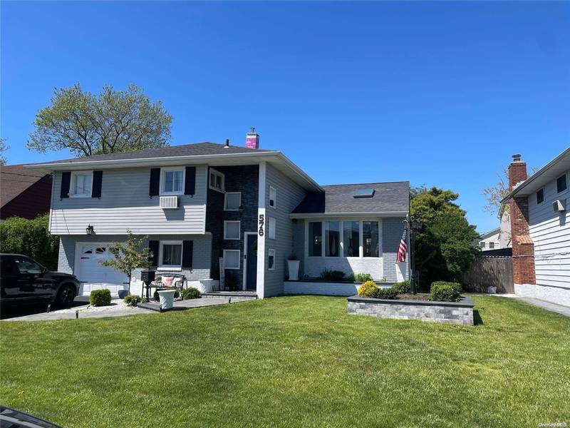 576 S Long Beach AVE, Freeport, NY 11520