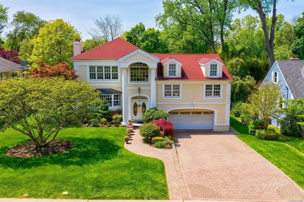 Manhasset, NY 11030,70 Pinewood RD